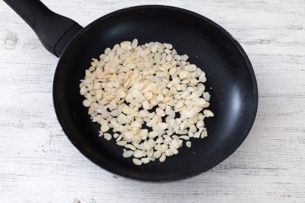 Preparazione Linguine al pesto di zucchine mandorle e menta - Fase 1 Preparazione Linguine al pesto di zucchine mandorle e menta - Fase 1