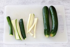 Preparazione Linguine al pesto di zucchine mandorle e menta - Fase 1