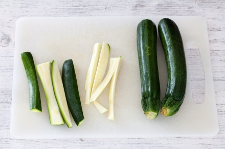 Preparazione Linguine al pesto di zucchine mandorle e menta - Fase 1 Preparazione Linguine al pesto di zucchine mandorle e menta - Fase 1