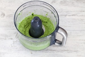 Preparazione Linguine al pesto di zucchine mandorle e menta - Fase 3