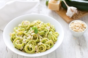 Preparazione Linguine al pesto di zucchine mandorle e menta - Fase 3