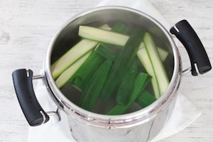 Preparazione Linguine al pesto di zucchine mandorle e menta - Fase 2