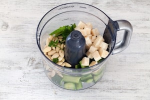 Preparazione Linguine al pesto di zucchine mandorle e menta - Fase 2