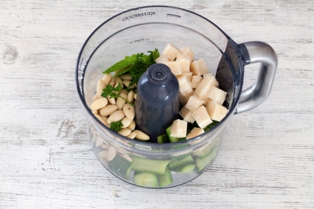Preparazione Linguine al pesto di zucchine mandorle e menta - Fase 2 Preparazione Linguine al pesto di zucchine mandorle e menta - Fase 2