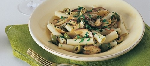 Maccheroni con olive e funghi ricetta