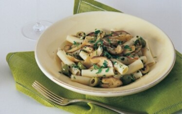 Maccheroni con olive e funghi