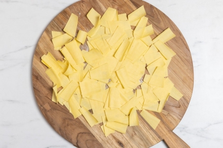 Preparazione Maltagliati al sugo di peperoni e tonno - Fase 3 Preparazione Maltagliati al sugo di peperoni e tonno - Fase 3