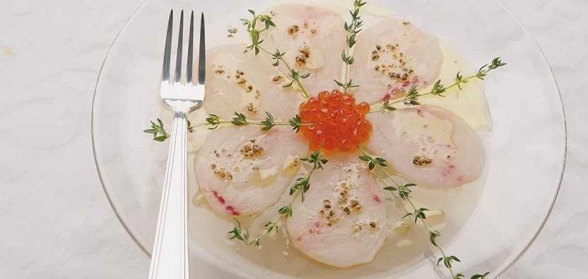 Carpaccio di pesce spada con uova di trota ricetta