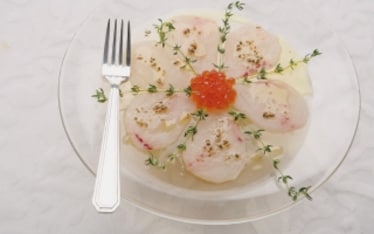 Carpaccio di pesce spada con uova di trota