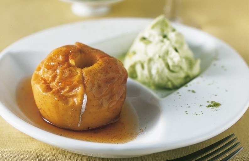 Mele al forno con panna al tè verde ricetta