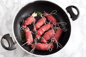 Preparazione Messicanini di vitello con cipolline e salsa al basilico - Fase 3