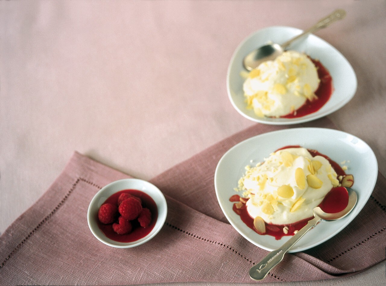 Mousse di cioccolato bianco con salsa di lamponi ricetta