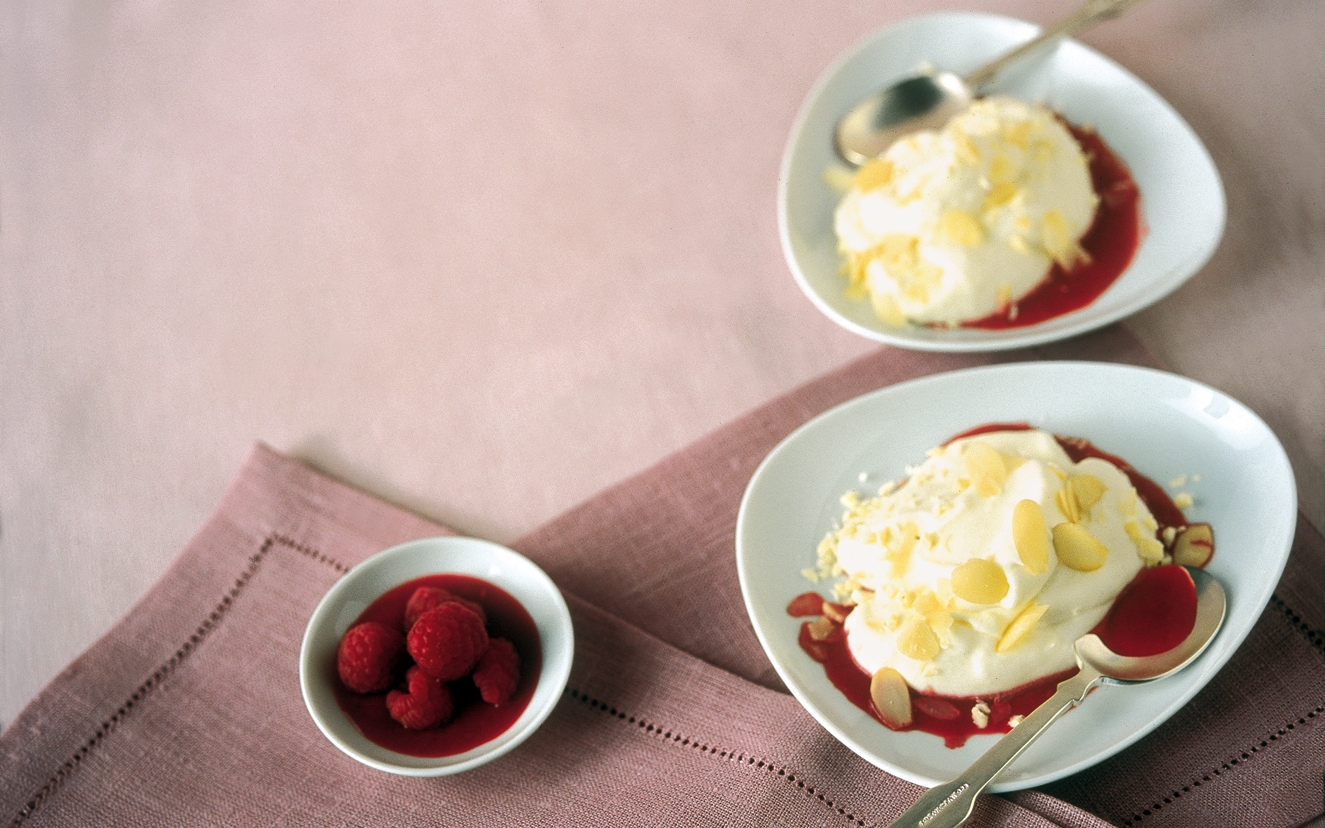 Mousse di cioccolato bianco con salsa di lamponi Mousse di cioccolato bianco con salsa di lamponi