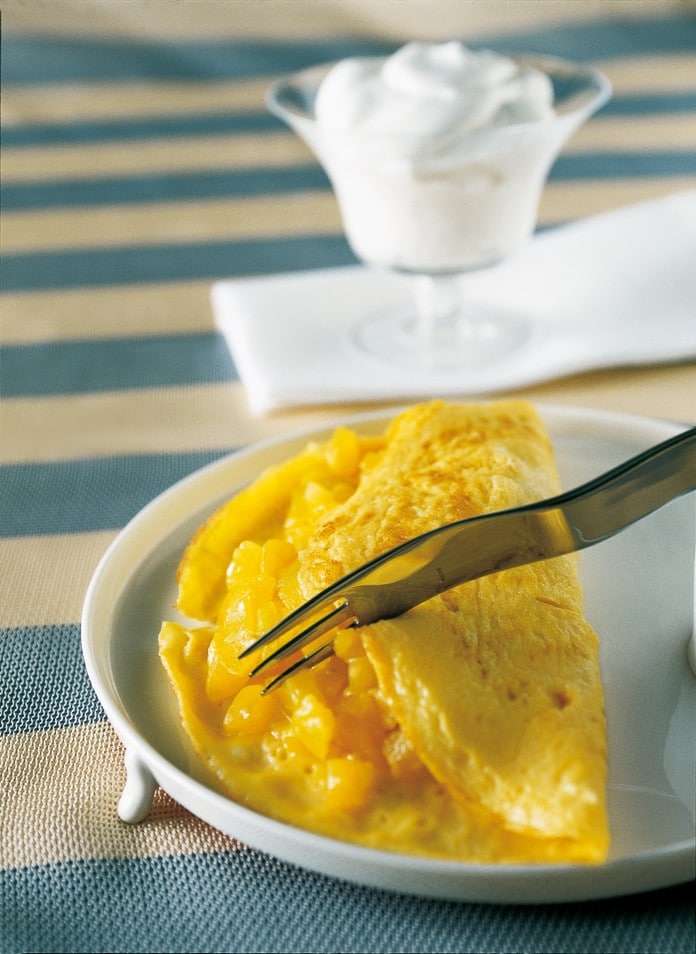 Omelette alle albicocche sciroppate e panna ricetta