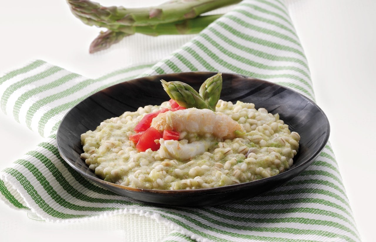 Orzotto con scampi e asparagi ricetta