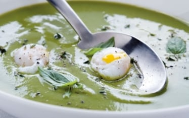 Crema di piselli con uova di quaglia