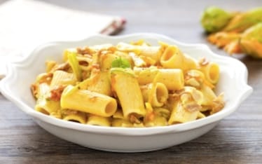 Pasta ai fiori di zucca e pancetta