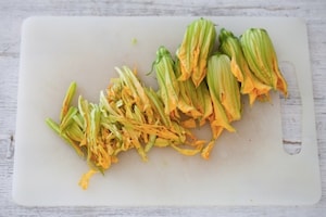 Preparazione Pasta ai fiori di zucca e pancetta - Fase 1