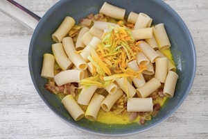 Preparazione Pasta ai fiori di zucca e pancetta - Fase 3