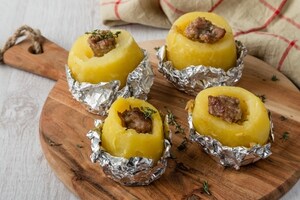 Preparazione Patate con salsiccia al cartoccio - Fase 3