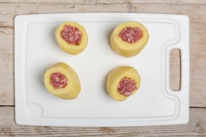 Preparazione Patate con salsiccia al cartoccio - Fase 1