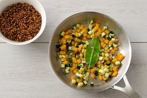 Preparazione Penne con lenticchie e ragù di verdure - Fase 3