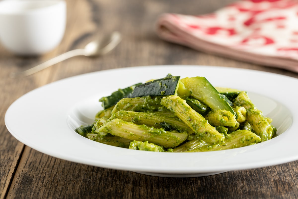 Pasta al pesto e zucchine ricetta