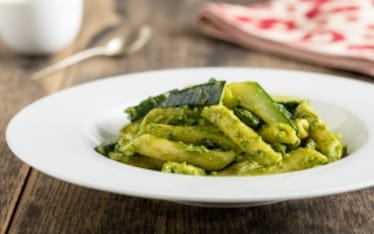 Pasta al pesto e zucchine