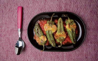 Peperoni verdi ripieni e fritti