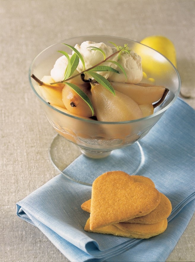 Pere cotte con gelato al Marsala e biscotti ricetta