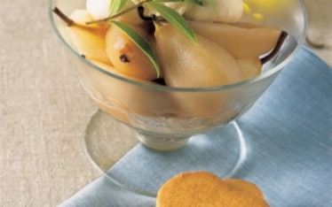 Pere cotte con gelato al Marsala e biscotti