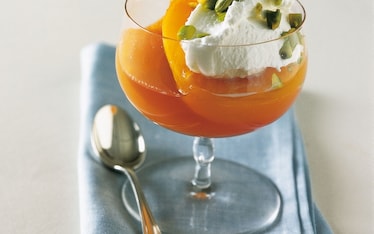 Pesche affogate allo sciroppo di zenzero