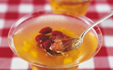 Pesche in gelatina con fragoline di bosco