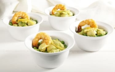 Crema di lattuga con piselli, avocado e mazzancolle