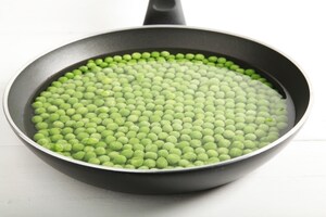 Preparazione Crema di lattuga con piselli, avocado e mazzancolle - Fase 1