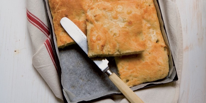 Pizza di pane con formaggi ricetta