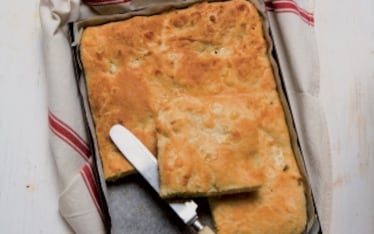 Pizza di pane con formaggi