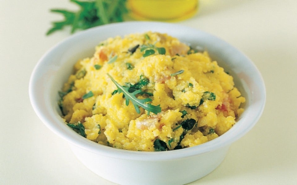 Polenta saporita ai bruscandoli ricetta