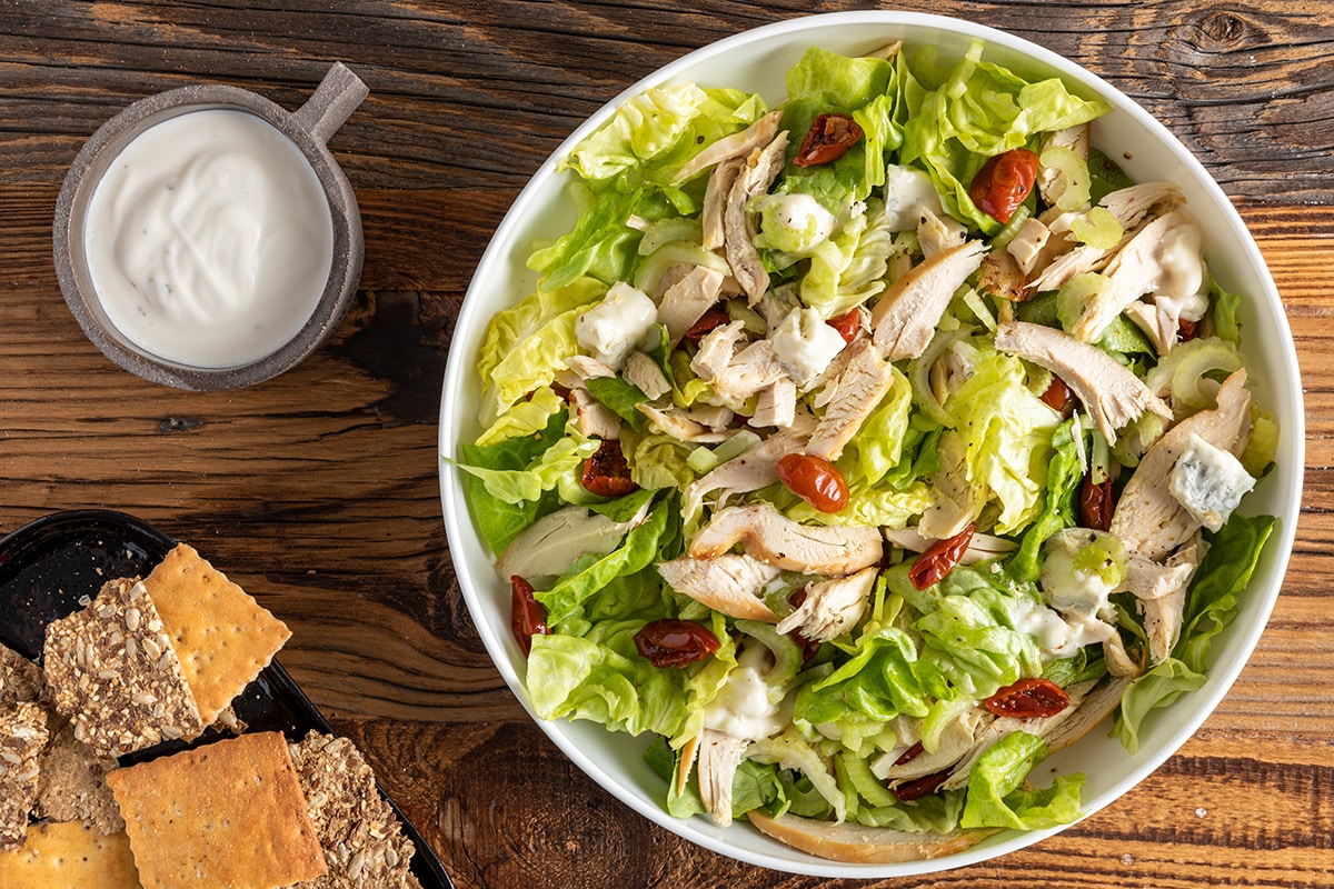 Insalata di pollo con sedano, pomodori secchi e gorgonzola ricetta