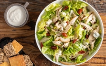 Insalata di pollo con sedano, pomodori secchi e gorgonzola