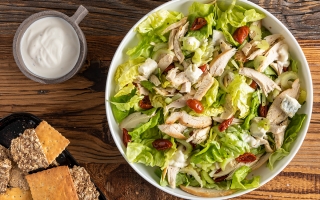 Insalata di pollo con sedano, pomodori secchi e gorgonzola Insalata di pollo con sedano, pomodori secchi e gorgonzola