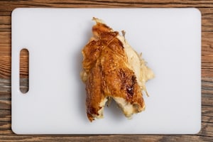 Preparazione Insalata di pollo con sedano, pomodori secchi e gorgonzola - Fase 1