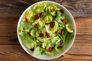 Preparazione Insalata di pollo con sedano, pomodori secchi e gorgonzola - Fase 2