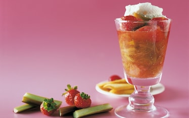 Rabarbaro e fragole con biscotti