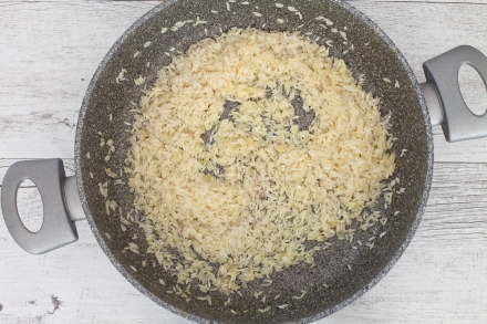 Preparazione Riso alla curcuma e frutta secca - Fase 1 Preparazione Riso alla curcuma e frutta secca - Fase 1