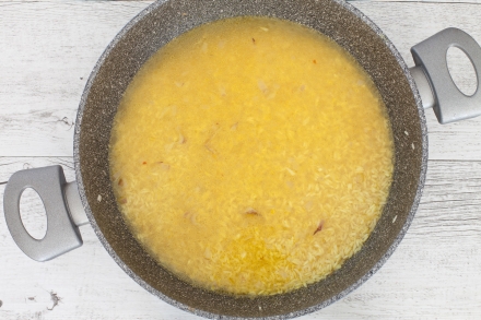 Preparazione Riso alla curcuma e frutta secca - Fase 2 Preparazione Riso alla curcuma e frutta secca - Fase 2