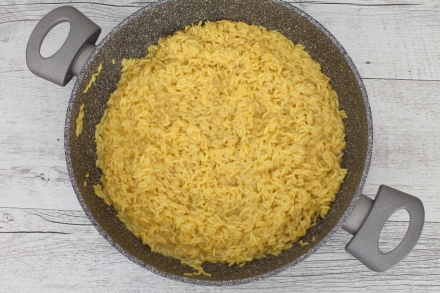 Preparazione Riso alla curcuma e frutta secca - Fase 2 Preparazione Riso alla curcuma e frutta secca - Fase 2