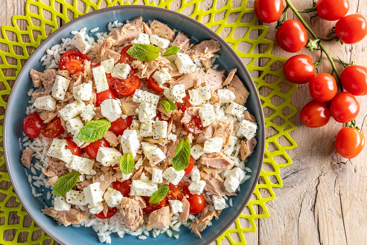 Insalata di riso alla menta e feta ricetta