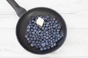 Preparazione Risotto ai mirtilli e speck - Fase 1