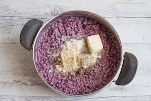 Preparazione Risotto ai mirtilli e speck - Fase 4